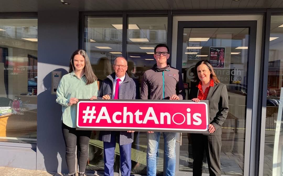 Leas-Cheannaire Aontú Gemma Uí Bhrollaigh ag Tacú leis na hAgóidí ag Éileamh Cothrom na Féinne don Ghaeilge